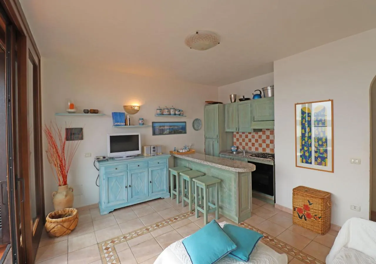 アパート Pgs Immobiliare Srls Residenza Weber Bilocale Con Terrazza Vista Mare La Maddalenaアパートメント